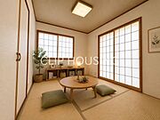 LDKと和室部分の扉を開放すると約16帖の大空間になります。ふすまや畳もリノベーション済みです。扉を閉めると、リビングのにぎやかさから一変し、より落ち着いた空間でくつろぐことができます。