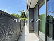 南向きの明るい日差しが降り注ぐバルコニー・お洗濯物もたっぷり干せます。