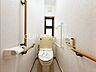 トイレ：小窓付きで閉塞感がなく明るい空間です。