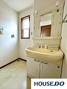 明るい光が差し込む窓付きの洗面脱衣所。シャワー付き洗面化粧台は忙しい朝の身支度にも大変便利です♪洗濯機置き場も隣接し家事動線もスムーズ。白を基調とした清潔感のある空間で毎日気持ちよくお使いいただけます
