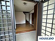 玄関扉を開けると広々とした空間が広がっています。左右には収納がたっぷり収まる棚が設えてあります。
