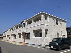 ハッピーライフII 105 ｜ 滋賀県東近江市中小路町647番地（賃貸アパート1LDK・1階・50.27㎡） その1