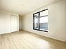 洋室：バルコニーに出られる大きな窓がある明るいお部屋です。