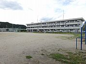 川辺町立川辺東小学校 1290m