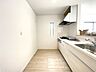 キッチン：ゆとりのサイズを確保し、ひとりだけでなくお子様や旦那様と一緒にキッチンに立つのに快適なスペースです。床下収納もあります。