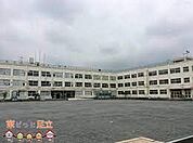 足立区立中川北小学校 徒歩13分。 990m