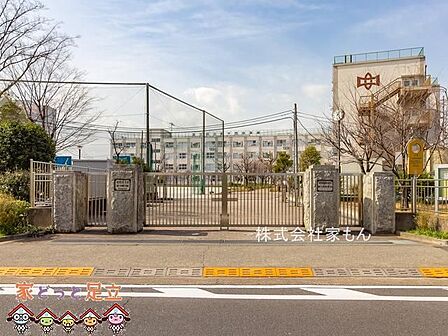 足立区立第十四中学校 徒歩11分。 810m