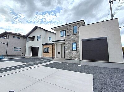 外観:2号棟側より \完成済みのため即日内覧可能です/ 外観:2号棟側より \完成済みのため即日内覧可能です/