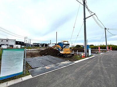 外観:1号棟側より 同仕様の完成物件ございます。お気軽にお問合せくださいませ。 外観:1号棟側より 同仕様の完成物件ございます。お気軽にお問合せくださいませ。
