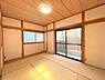 室内：【現況】2階南側和室6.5帖の写真です。客間としても使えますし、子供たちの遊び場としても利用できますね。