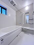 【リフォーム完成】浴室はハウステック製の新品のユニットバスに交換しました。足を伸ばせる1坪サイズの広々とした浴槽で、1日の疲れをゆっくり癒すことができますよ。