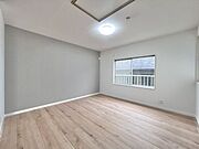 【リフォーム中】2階南向き約8帖の洋室の写真です。こちらは天井・壁のクロスの張り替え、フローリングの重ね張りを行います。
