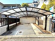 【駐車場】駐車場は普通車並列2台駐車可能です。こちらはカーポートが付いていますので大切なお車を雨風から守ってくれますよ。