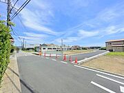 前面道路を含めた現地写真です。