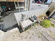 屋外に、洗車がガーデニングに便利な外水栓がございます。