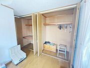 明るい広々とした主寝室でご家族ゆっくりお休みになれますね。