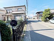 前面道路です。住宅地につき落ち着いた新生活を始められそうです。