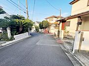 前面道路です。住宅地につき落ち着いた新生活を始められそうです。
