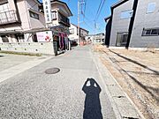 前面道路を含めた現地写真です。