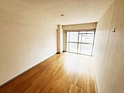 リビングとしてもご利用いただけそうな洋室7.5帖です。
