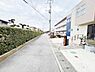 外観：前面道路を含めた現地写真です。