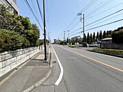 前面道路は歩道があり、小さなお子様がいらっしゃるご家族にも心強い立地です。