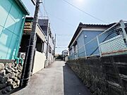 前面道路を含めた現地写真です。