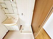 独立洗面台の横にはランドリースペースがございます。