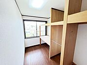 いつでもお部屋をスッキリお使い頂ける収納スペースを設置。