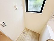 独立洗面台の横にはランドリースペースがございます。