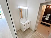 洗面化粧台です。朝の身支度から1日が始まります。