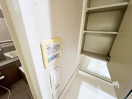 便利な浴室暖房乾燥機を装備しております。
