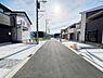外観：前面道路を含めた現地写真です。