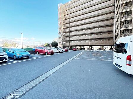 敷地内の平置き駐車場です。