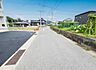 外観：前面道路を含めた現地写真です。