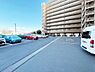 駐車場：駐車場です。前面道路との高低差も少なく、スムーズに出入りできます。