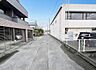 外観：前面道路を含めた現地写真です。