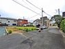 外観：前面道路を含めた現地写真です。