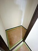 ウォークインクローゼットとしても利用可能な約1.5帖の納戸もあります。