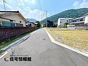 前面道路を含めた現地写真です。ぜひ周辺環境も併せてご覧ください。