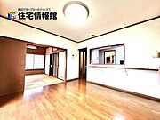カウンターキッチン越しに会話も楽しめるダイニングキッチン。
