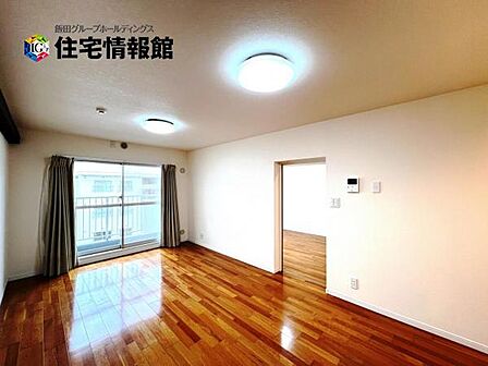 明るい日差しが入る風通しの良いリビングです。