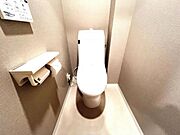 シャワー洗浄機能付のトイレは、清潔感が印象的な空間ですね。