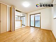 明るい日差しが入る風通しの良いリビングです。