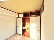 中の物を確認しやすく、取り出しやすい収納スペース。お部屋を広々とお使いいただけます。
