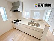 ご家族を見守りながら家事が捗る対面式キッチン。お料理をしながらご家族のサポートも可能です。