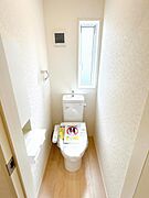 シャワー洗浄機能付のトイレは、清潔感が印象的な空間ですね。