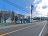 外観：前面道路を含めた現地写真です。