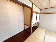 和室には立派な床の間がございます、季節ごとのお花屋掛け軸など飾られると素敵な空間になりますね。