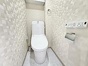 シャワー洗浄機能付のトイレは、清潔感が印象的な空間ですね。